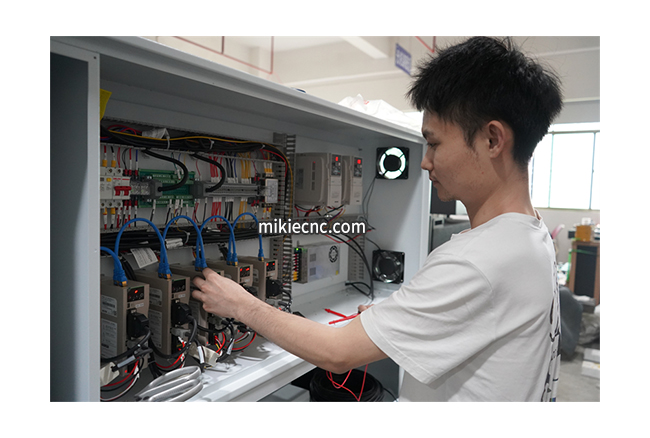 應(yīng)該如何選擇合適的精雕機(jī)呢？