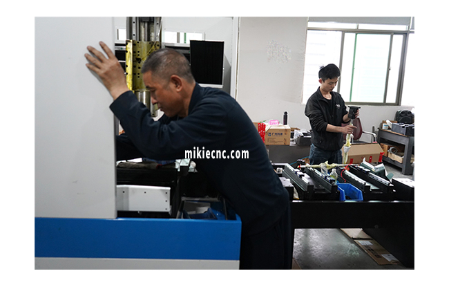在CNC精雕機加工時我們應(yīng)如何選擇刀具？